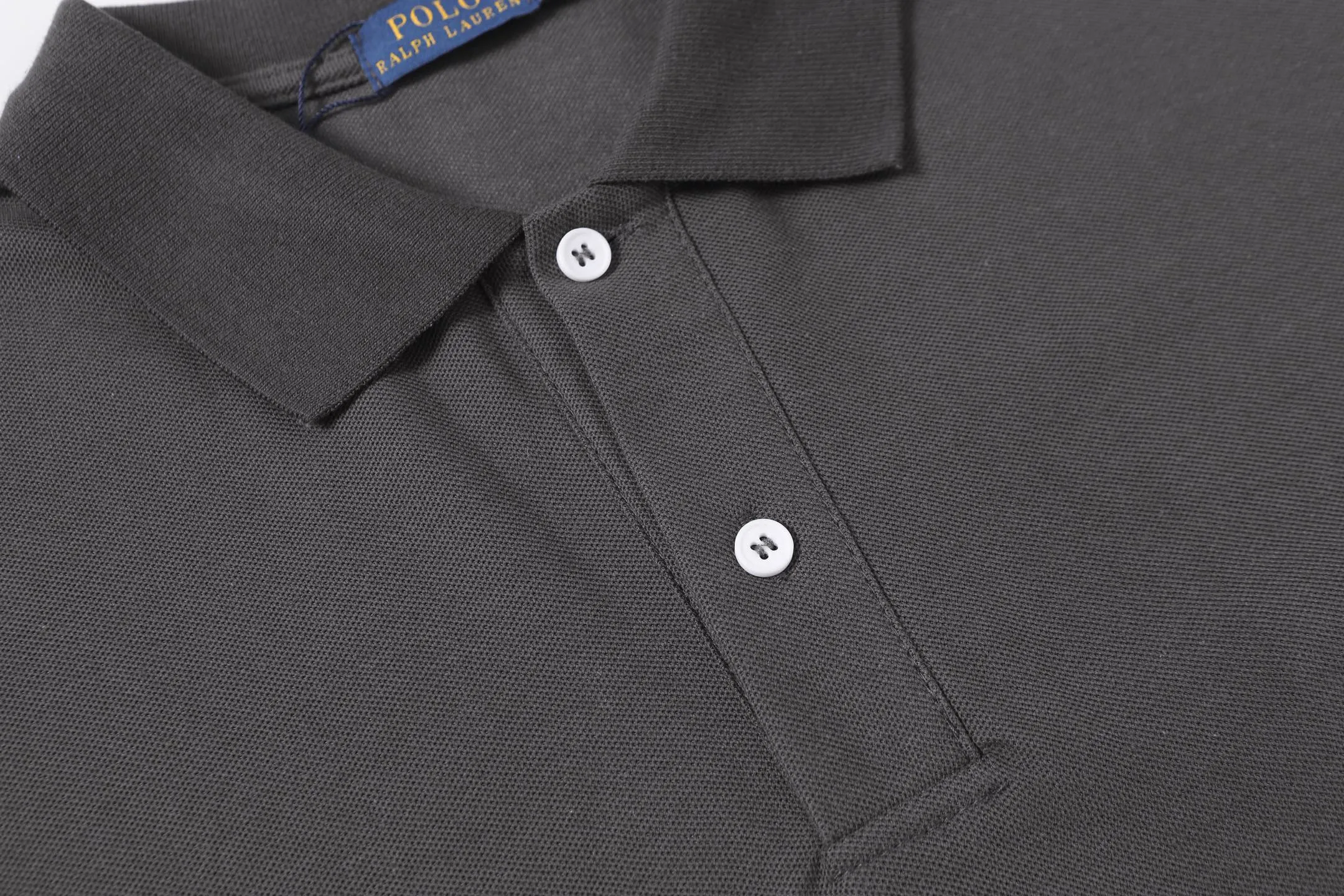 P146 Style No.: A013 [Ralph Lauren Classic Logo Embroidered Polo Shirt] ✅250g fine cotton pique fabric, custom-woven and dyed threads ✅Original stickers Scan the QR code to enter the official website ✅Large version, loose and stylish, can wear up to 210 pounds Color: Black White Navy Blue Sky Blue Dark Gray Floral Gray Size: S-XL